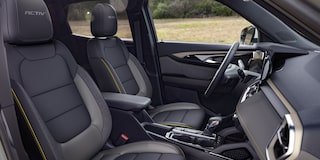 Asientos delanteros en el interior de la Chevy Trailblazer 2026