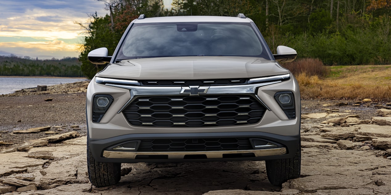 Vista de frente de Chevy Trailblazer 2026, con un lago y bosque de fondo