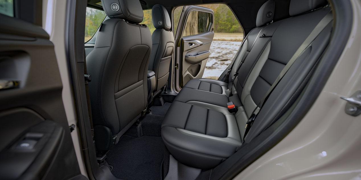 Asientos traseros en el interior de una Chevy Trailblazer 2026, con ambas puertas abiertas