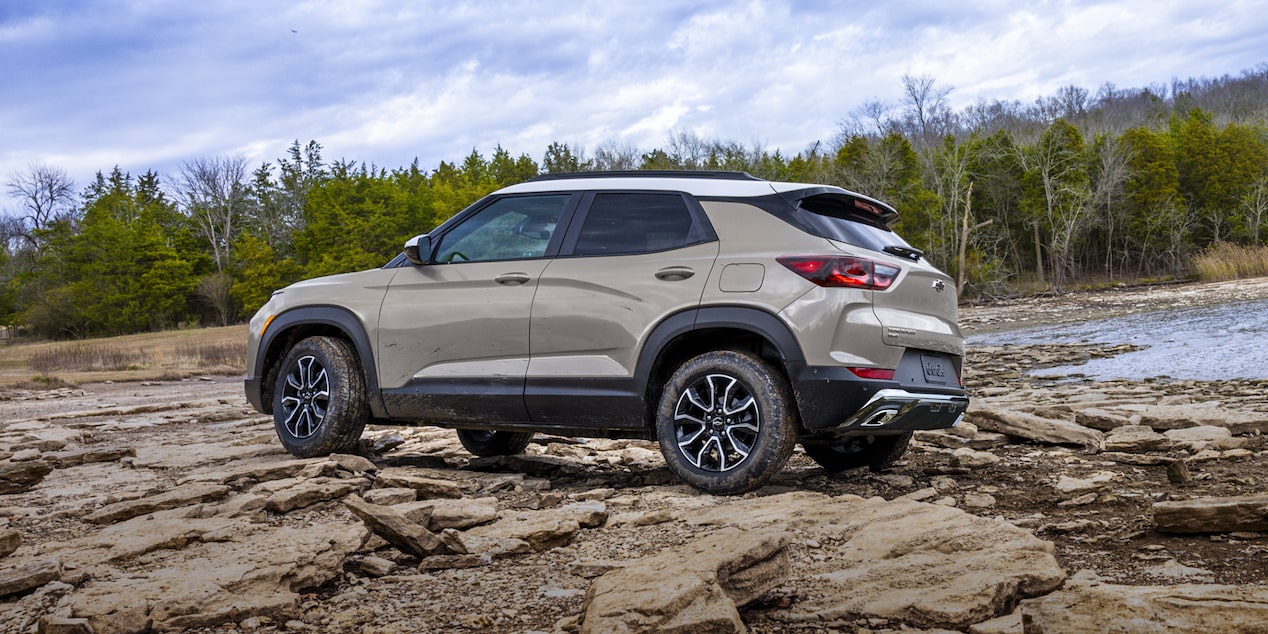 Chevy Trailblazer 2026 circulando por terreno rocoso, cerca de un lago