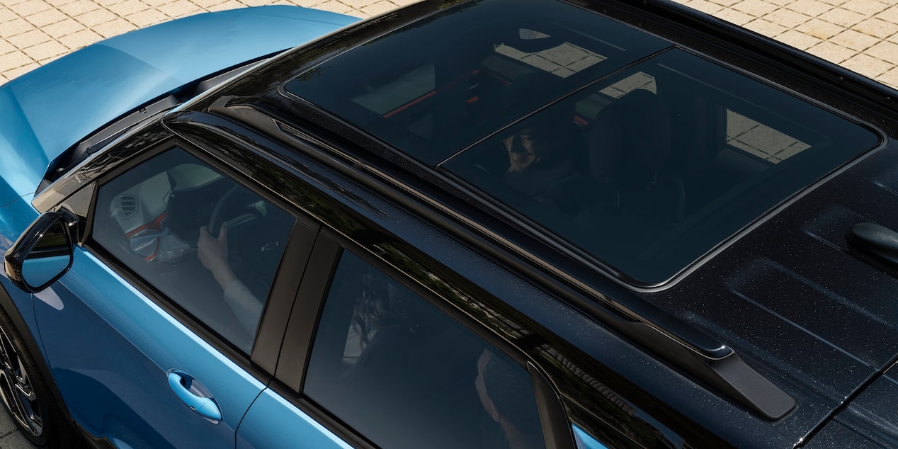 Vista aérea del techo corredizo en la Chevy Trailblazer 2026