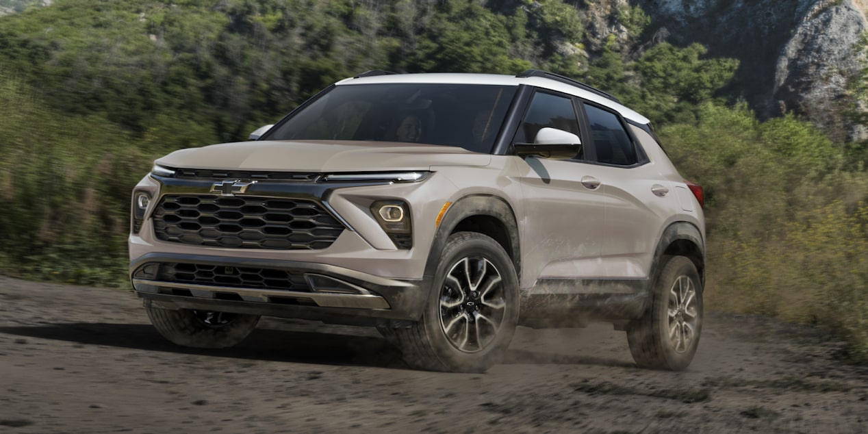 Chevy Trailblazer 2026 circulando por tierra, en el bosque