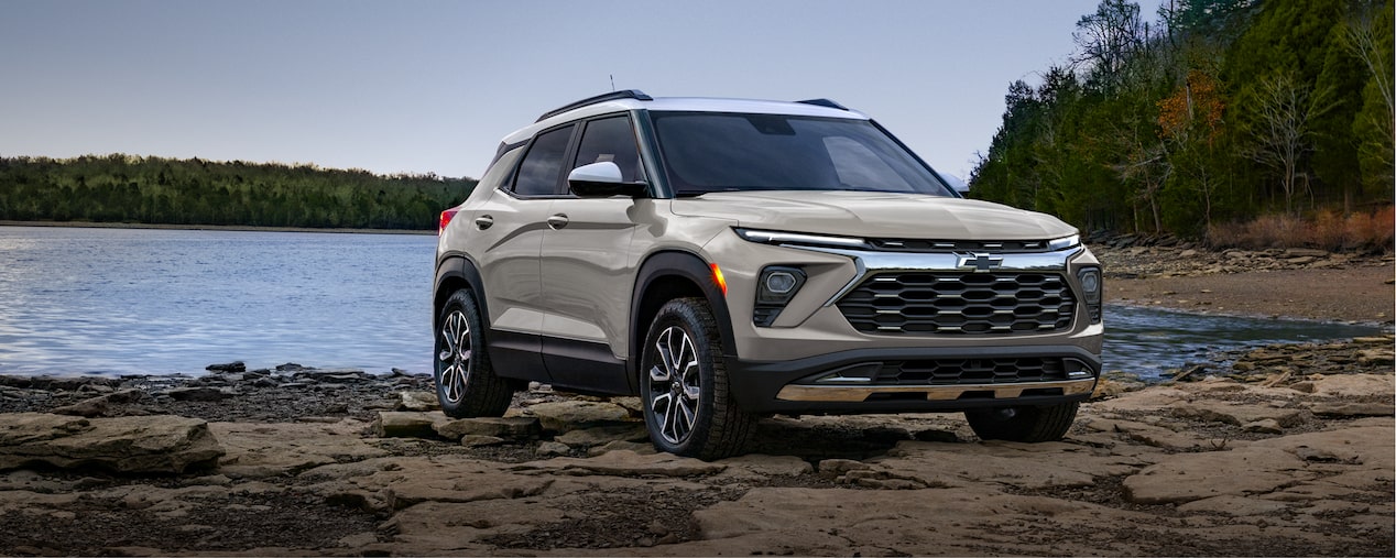 Chevy Trailblazer 2026 estacionada en terreno rocoso, junto a un lago