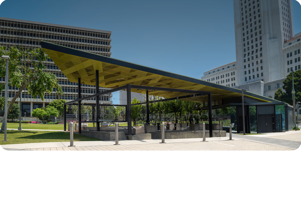 Un edificio angular moderno en una ciudad