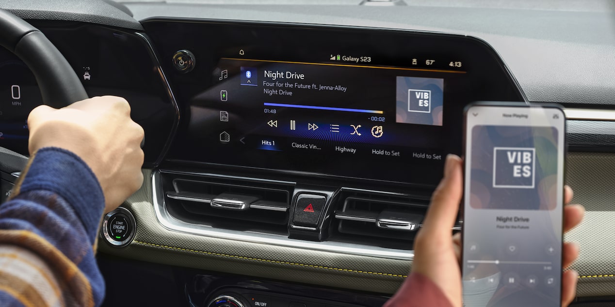 Conexión de smartphone por Bluetooth al sistema de infoentretenimiento en el interior de la Chevy Trailblazer 2026