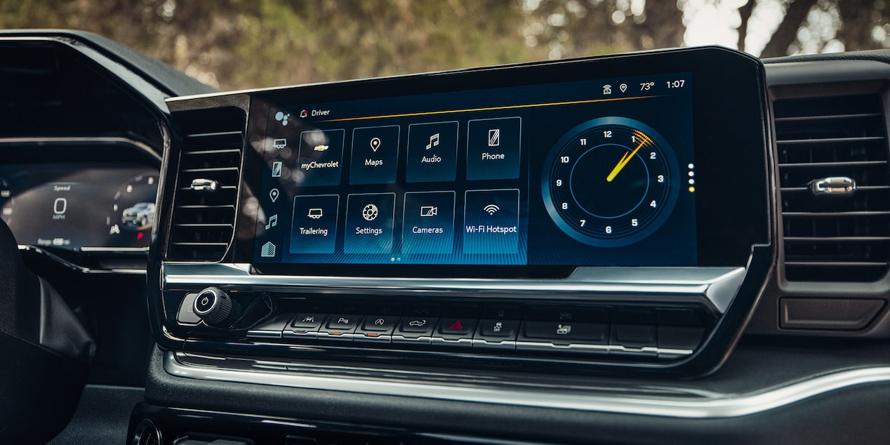 Silverado Crew Cab High Country 13.4-inch diagonal infotainment touch-screen.
