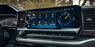Silverado Crew Cab High Country 13.4-inch diagonal infotainment touch-screen.