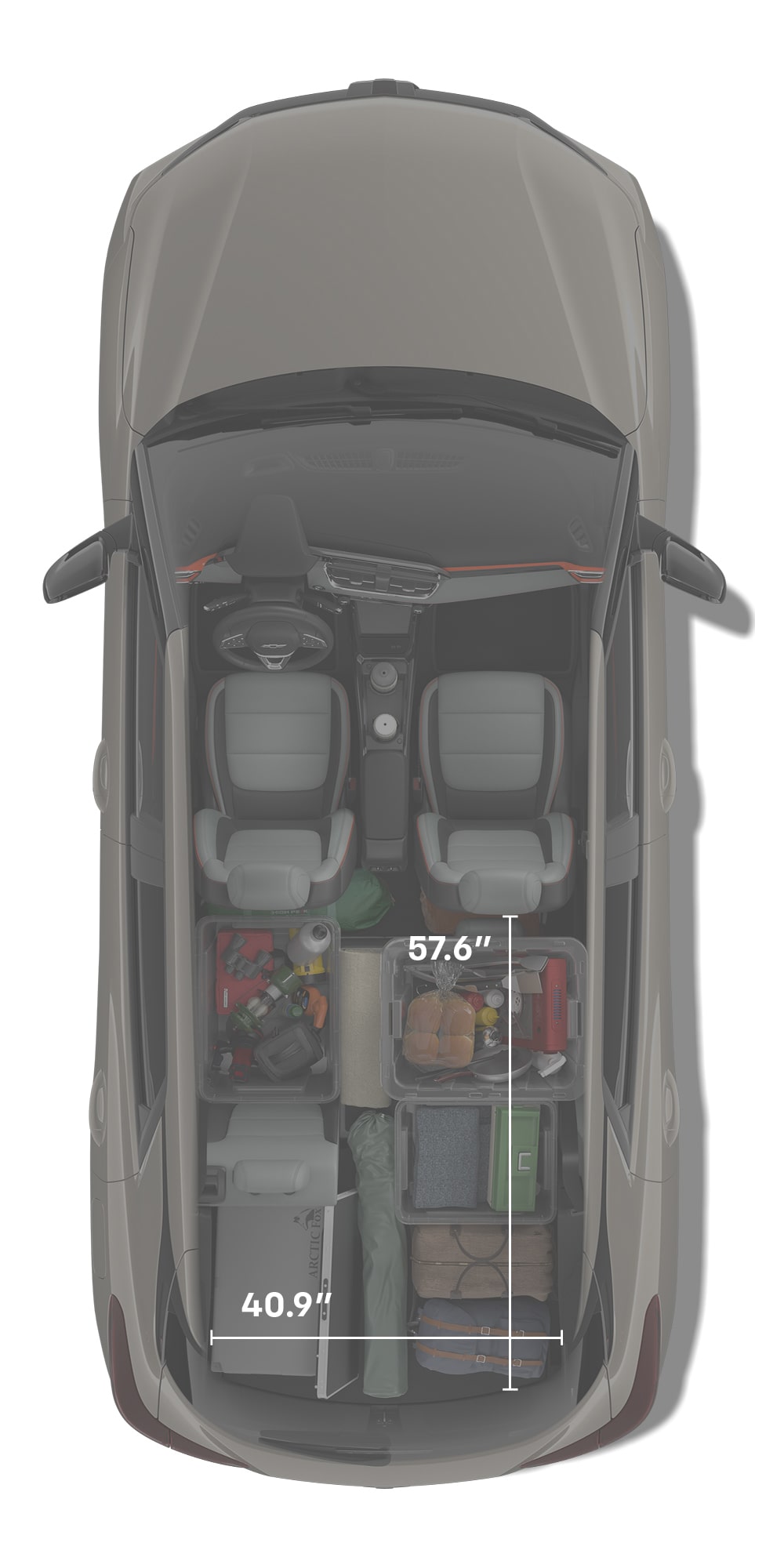 Vista total desvanecida del interior de una Chevrolet Blazer EV Roja, en la que se muestran una bolsa de golf, un maletín, una chaqueta y las dimensiones