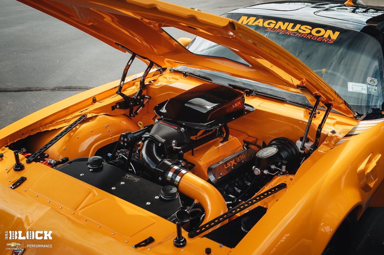 Bajo el cofre del Trans Am se encuentra un motor armado Chevrolet Performance LSX376-B15.