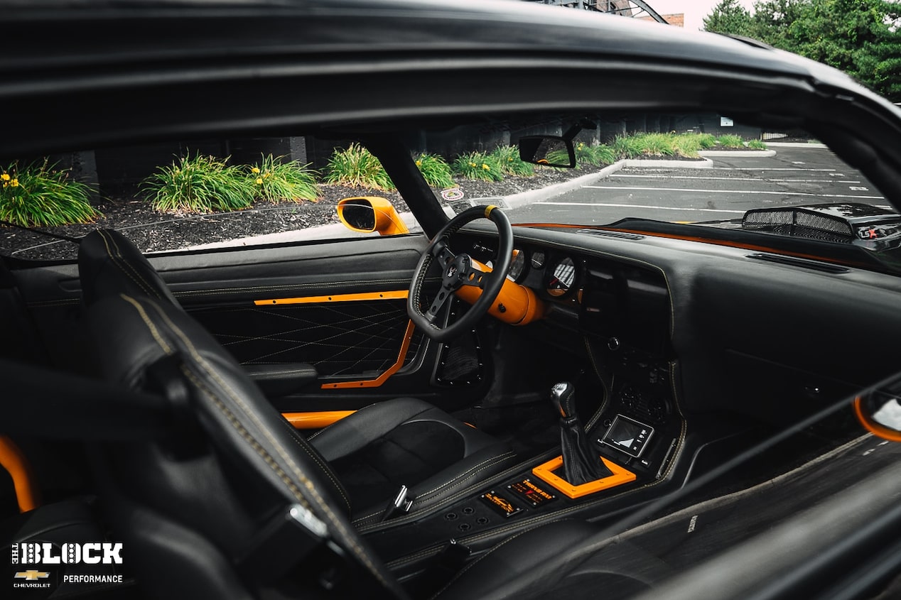 El Trans Am cuenta con un interior personalizado, que también está equipado con una jaula antivuelco.
