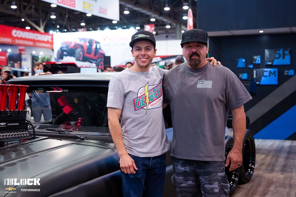 Brad DeBerti (izquierda) y su padre Doug en el SEMA Show 2021.