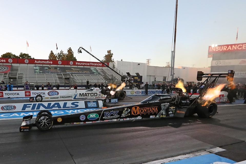 Austin Prock (pista más cercana) condujo su Chevrolet Top Fuel dragster preparado por JFR hacia su segunda victoria de la temporada en Pomona.