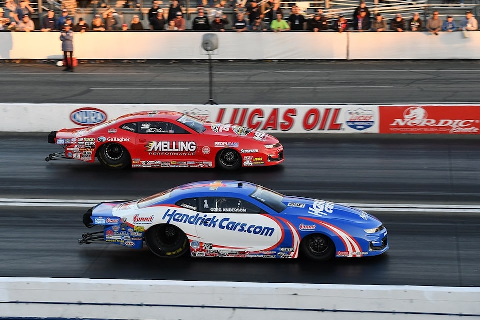 En una batalla de pentacampeones, Greg Anderson (pista más cercana) superó a Erica Enders en un holeshot en una ronda final protagonizada únicamente por Camaro.