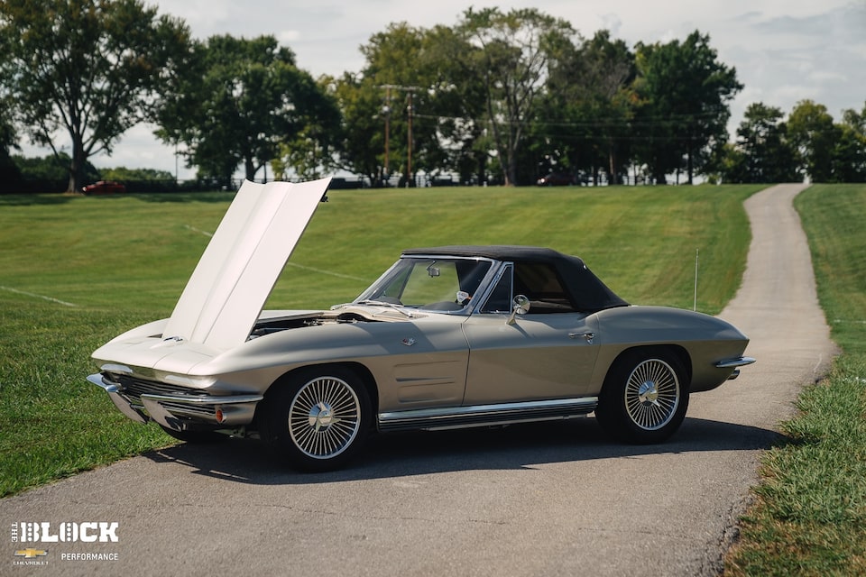 El Corvette utiliza un chasis Street Shop, está pintado en color Beige Cervato y tiene la capota gris.