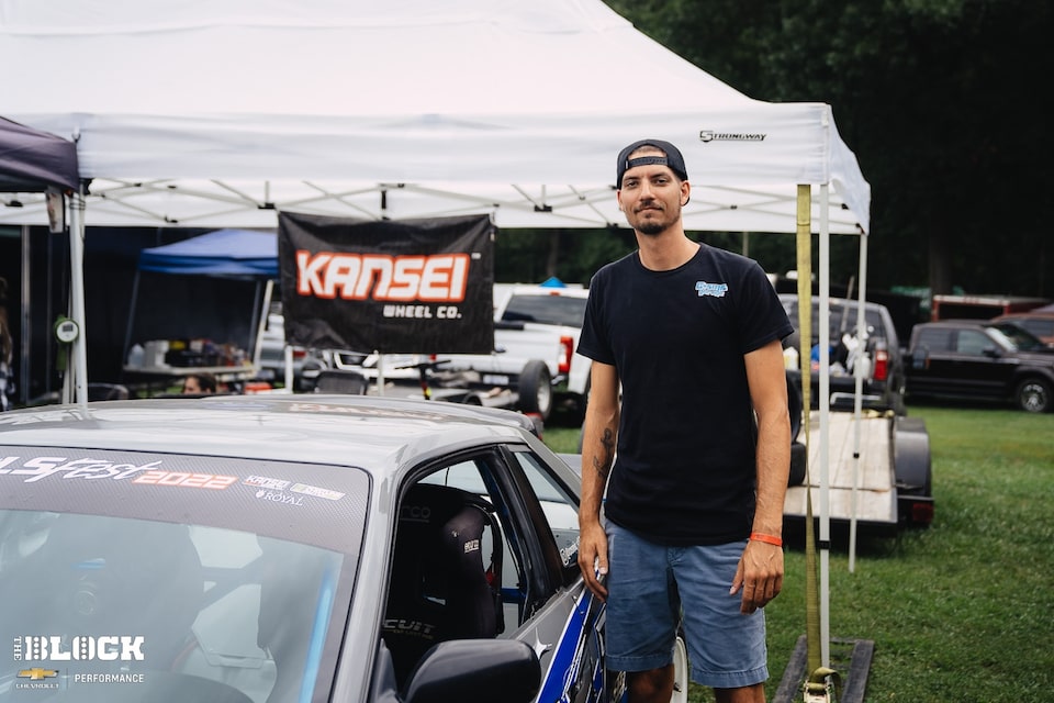 Anderton-Holt forma parte de "Cosmic Garage", un grupo de apasionados del drift de Tennessee y Kentucky.