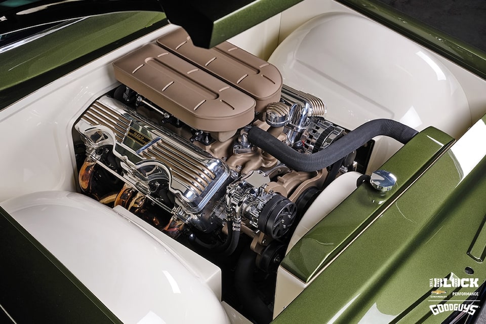 El motor en W de 509 pulgadas cúbicas que impulsa el Impala.