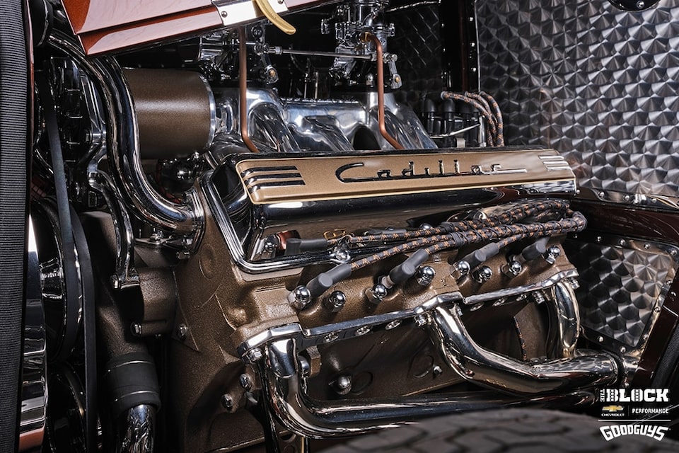 Un motor Cadillac de 331 pulgadas cúbicas minuciosamente detallado impulsa el Ford 32.