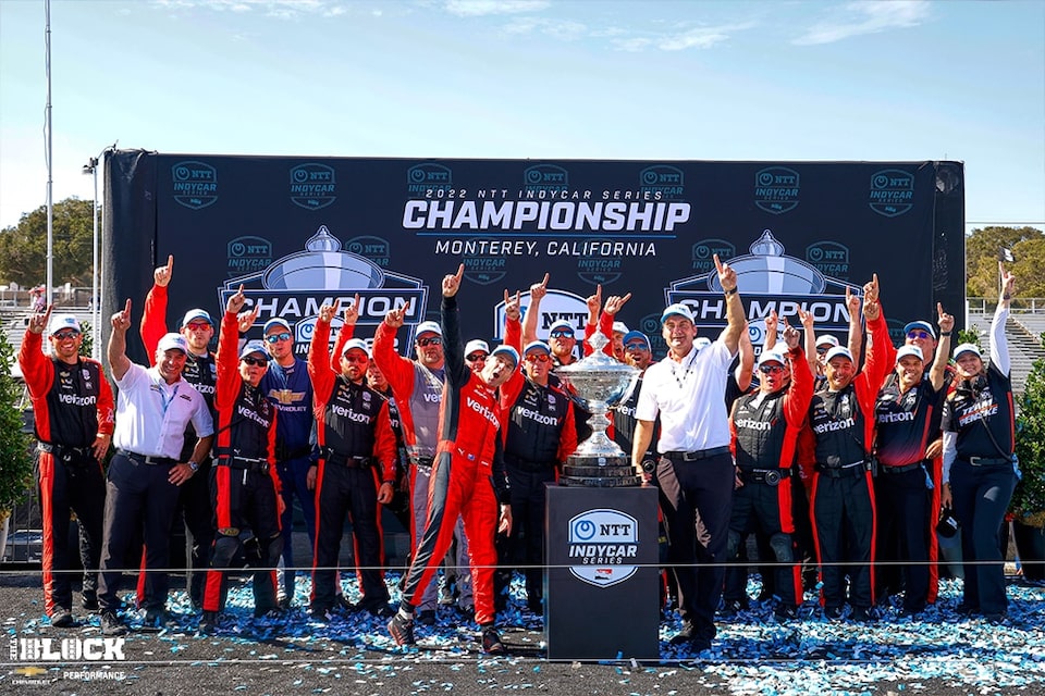 Power celebra con su equipo en la línea de la victoria de Laguna Seca.