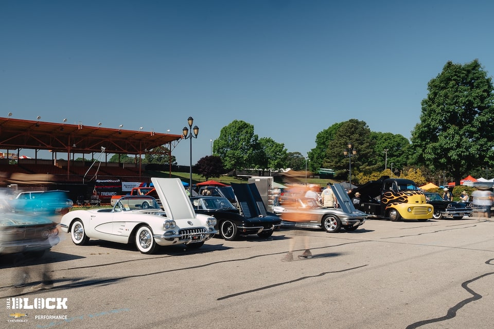 Los autos y las camionetas Chevrolet dominaron el paisaje en Raleigh, y entre ellos se incluyó este trío de Corvettes.