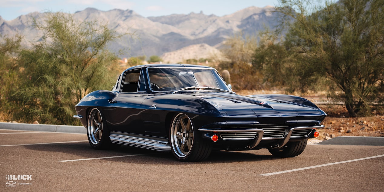 Vista delantera de medio perfil, en primer plano, de un Chevy Corvette 1964 con motor LT1