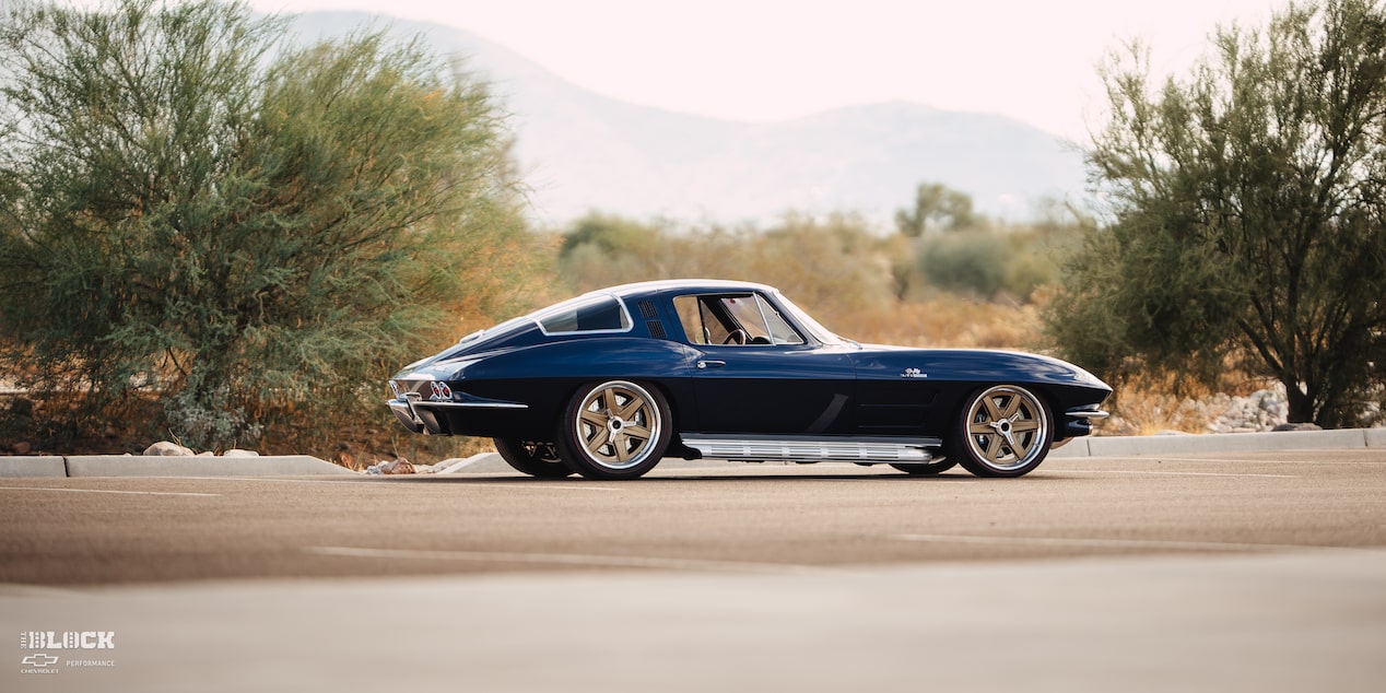 Vista lateral amplia de un Chevy Corvette 1964 con motor LT1
