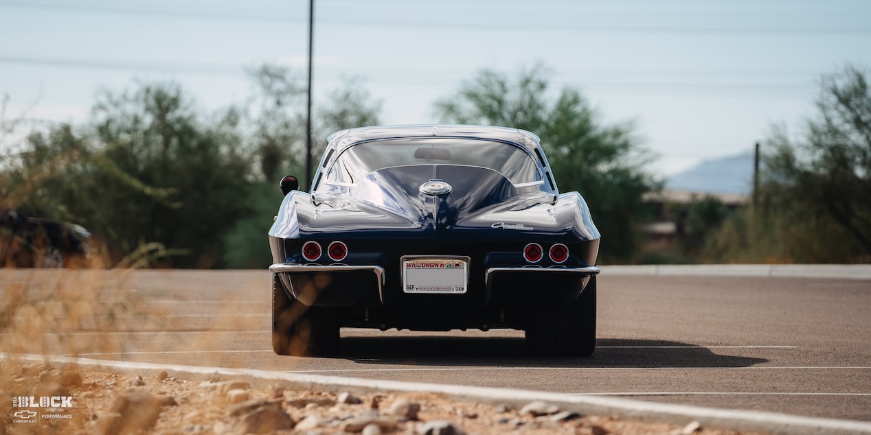 Vista trasera de un Chevy Corvette 1964 con motor LT1