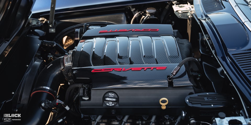 El motor armado LT1 bajo el cofre del Corvette.