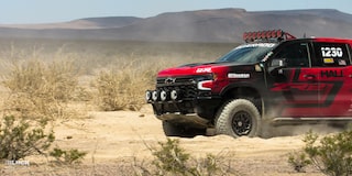 Una camioneta Chevy de Hall Racing circulando por el desierto