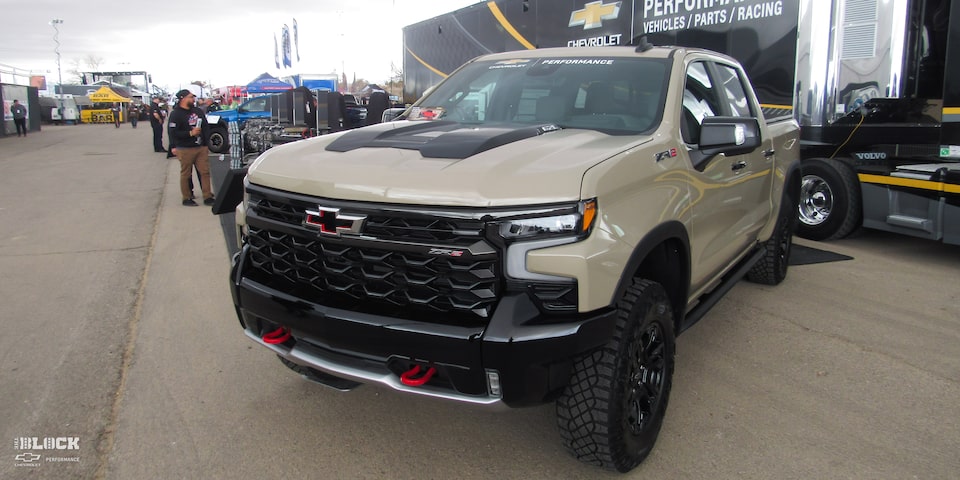 Vista delantera de medio perfil, en primer plano, de una Chevy Silverado ZR2