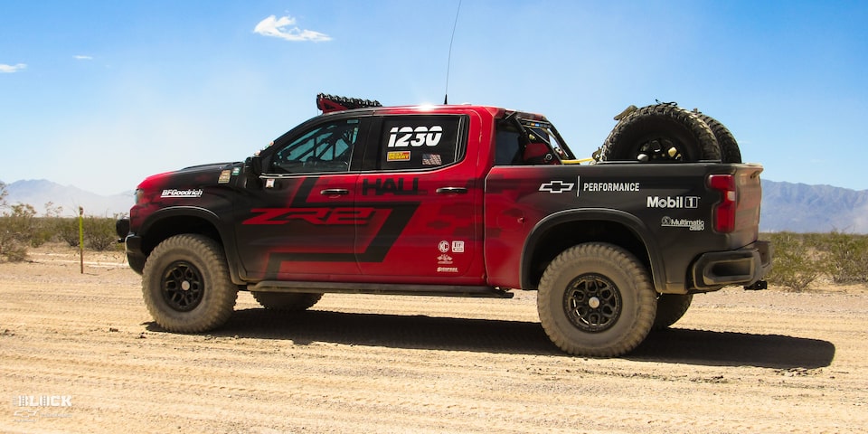 Vista trasera lateral de una camioneta Chevy de Hall Racing circulando por el desierto