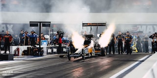 Brittany Force realizando un burnout en su dragster Top Fuel de Chevrolet