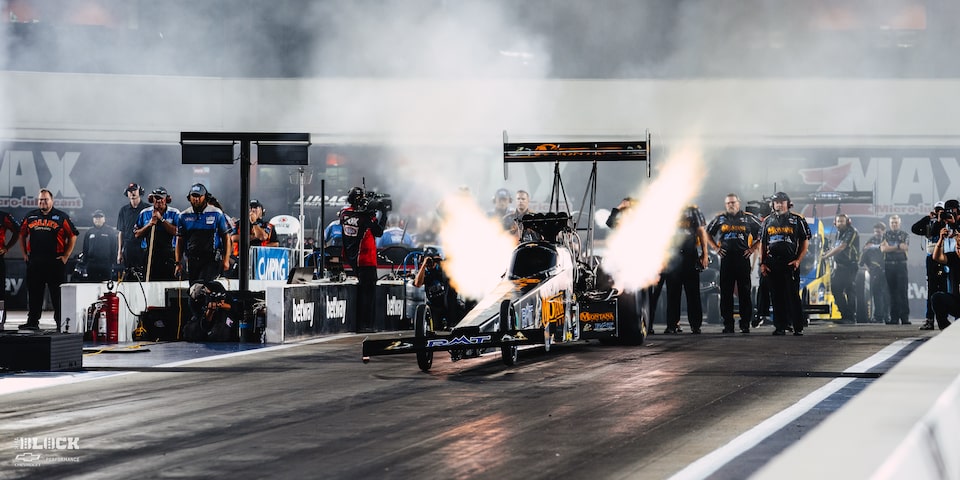 Brittany Force realizando un burnout en su dragster Top Fuel de Chevrolet