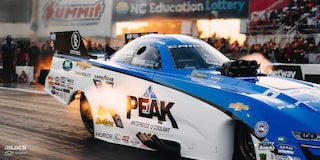 Primer plano de un Funny Car de Chevrolet despegando desde la línea de largada