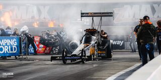Un dragster Top Fuel en la línea de largada