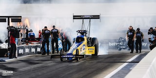 Vista amplia de un dragster Top Fuel en la línea de largada
