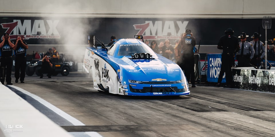 Un Funny Car de Chevrolet despega desde la línea de largada