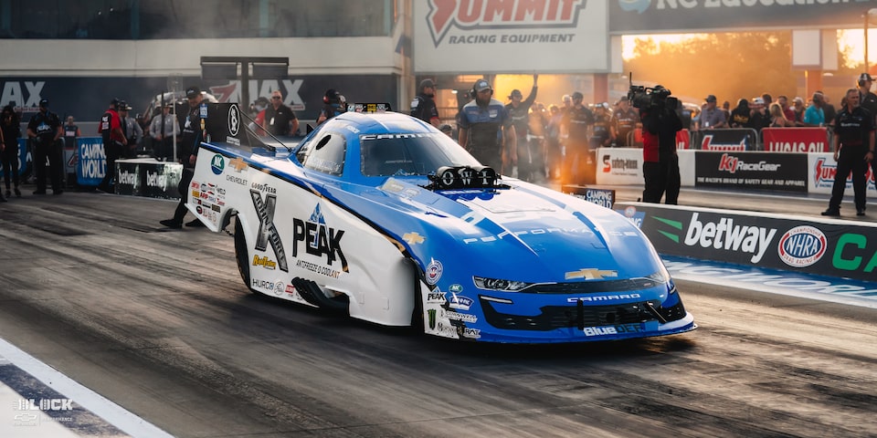 Primer plano de un Funny Car de Chevrolet despegando desde la línea de largada