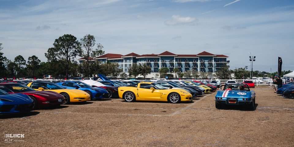 Varios modelos de Chevy Corvette en un estacionamiento