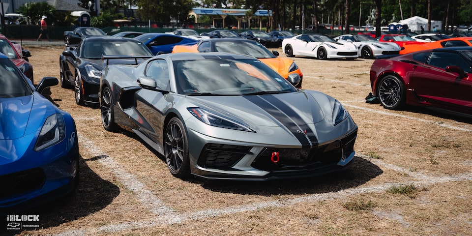 Primer plano de un Chevy Corvette C8 2023 en un estacionamiento
