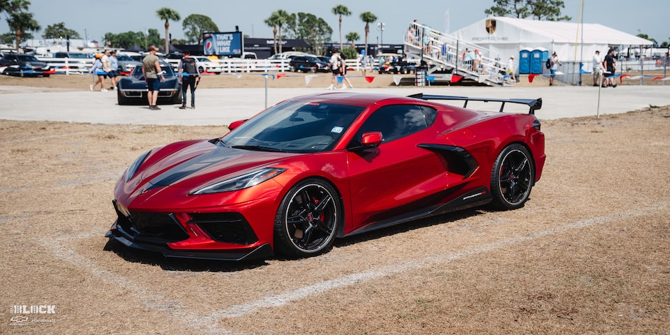 Vista frontal de medio perfil de un Chevy Corvette C8 estacionado sobre el césped