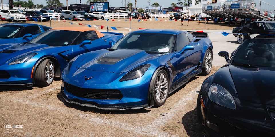 Vista frontal de medio perfil de un Chevy Corvette Grand Sport 2019 estacionado sobre el césped