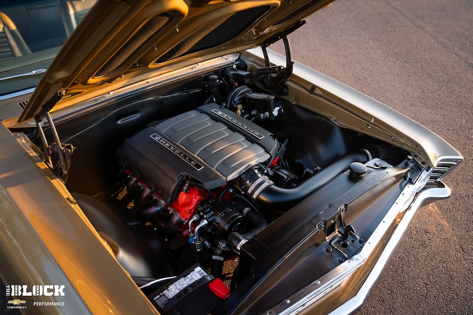 El motor armado LT1 de Chevrolet Performance bajo el cofre del Chevelle.