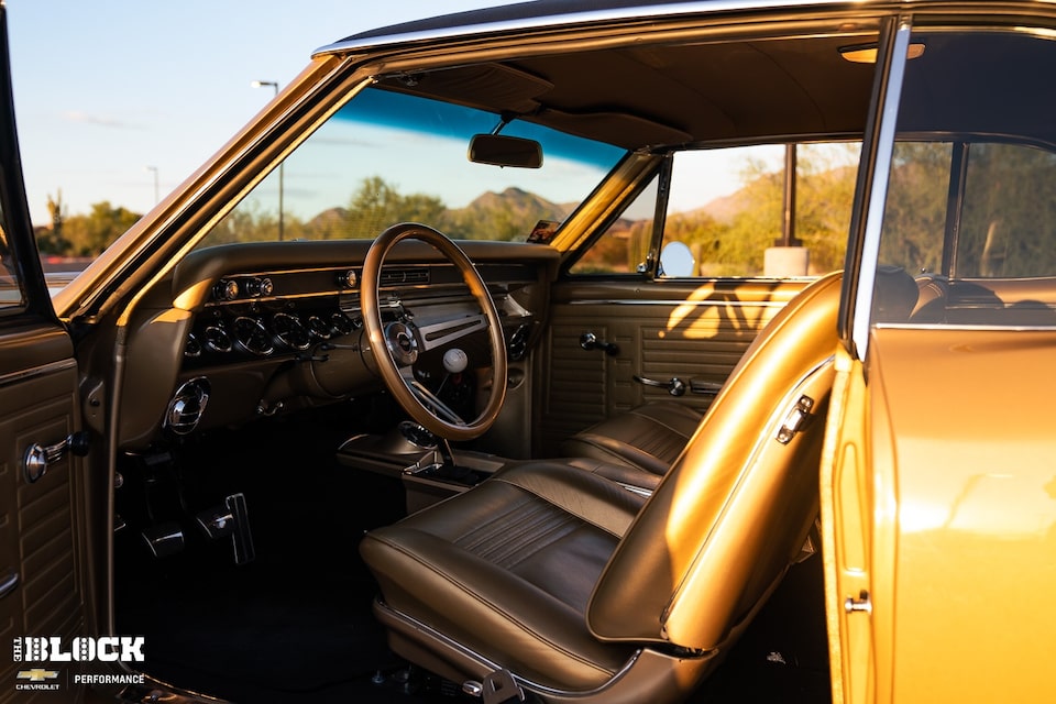 El interior en dorado del Chevelle se parece mucho al que habría tenido en 1967.