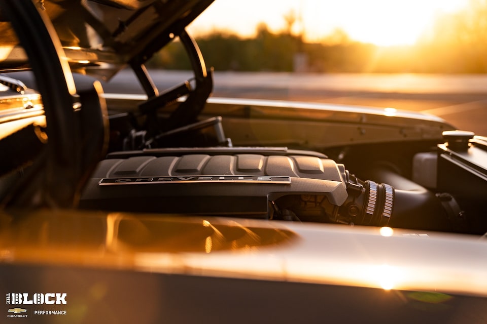 El auto cuenta con cubiertas para motor "Chevelle" personalizadas.
