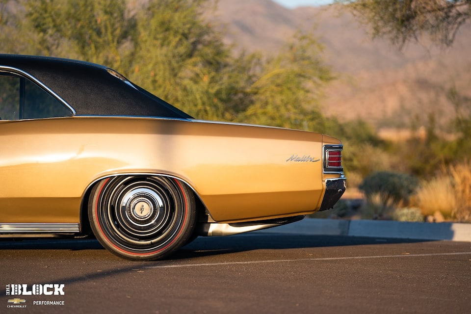 El Chevelle cuenta con neumáticos de caucho traseros adherentes Toyo, y los cuatro tienen una línea roja de Diamond Back Classics.