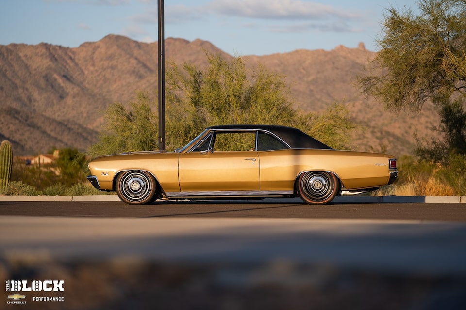 El Chevelle en dorado brilla bajo el sol del atardecer en Scottsdale.