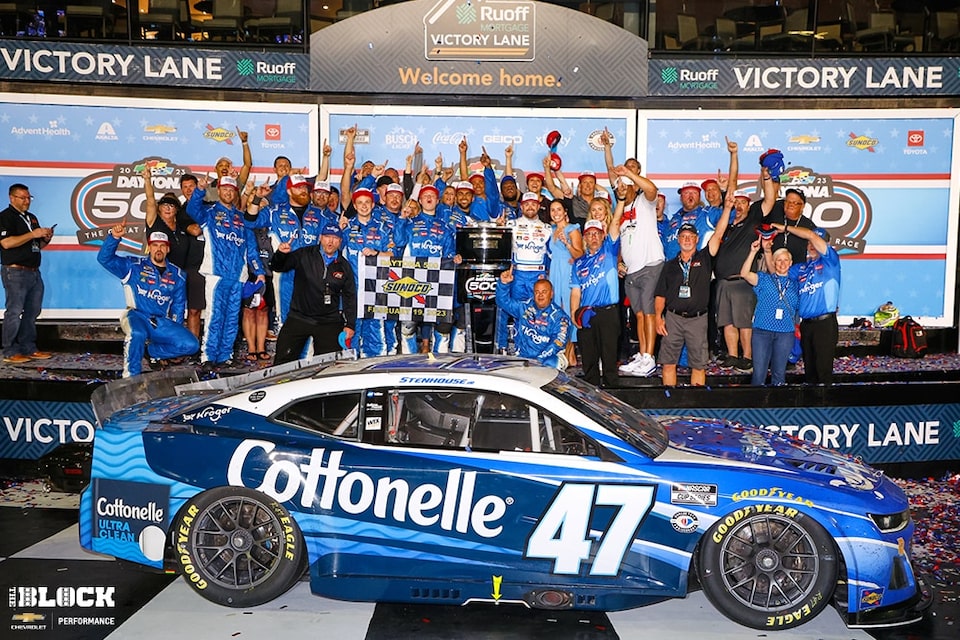 Stenhouse festeja con su equipo en el carril de la victoria del Daytona International Speedway.