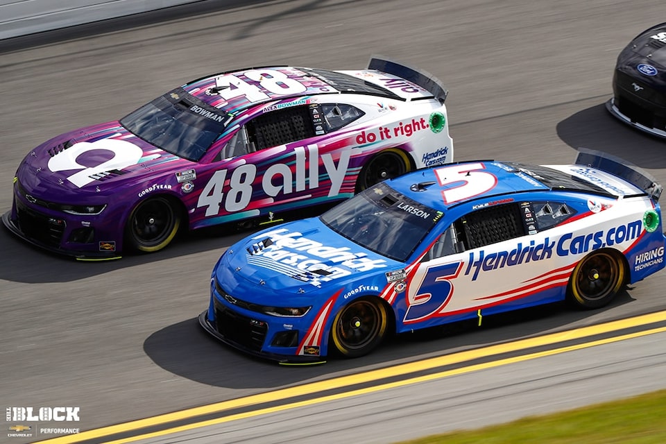 Alex Bowman (48) y Kyle Larson (5), compañeros de equipo en Hendrick Motorsports, lideran la competencia en la edición 65 de las 500 Millas de Daytona.