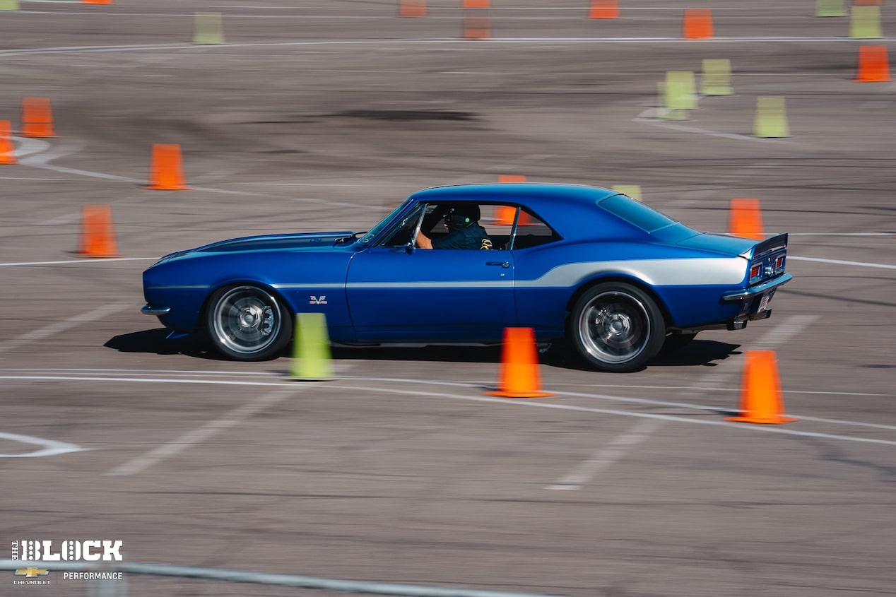 El Camaro 1967 está hecho para el circuito de autocross.