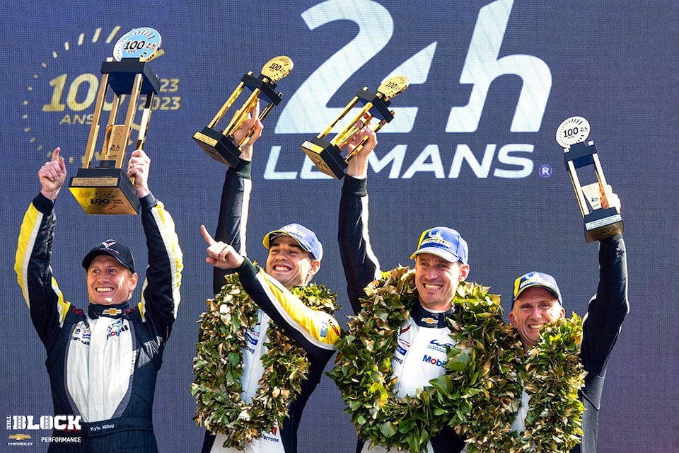 El equipo n.º 33 de Corvette Racing celebra la victoria en su clase de GTE Am en el podio.